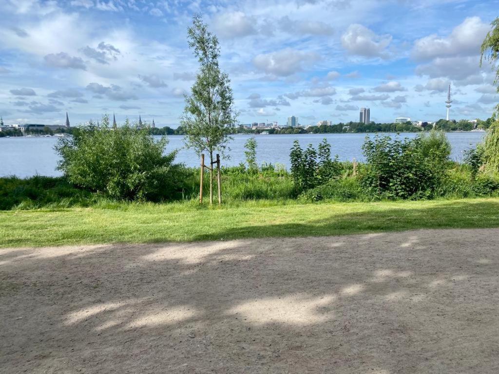 Alster Hamburg - Saniertes Und Mobliertes Apartment Mit Bad Und Kuche Esterno foto